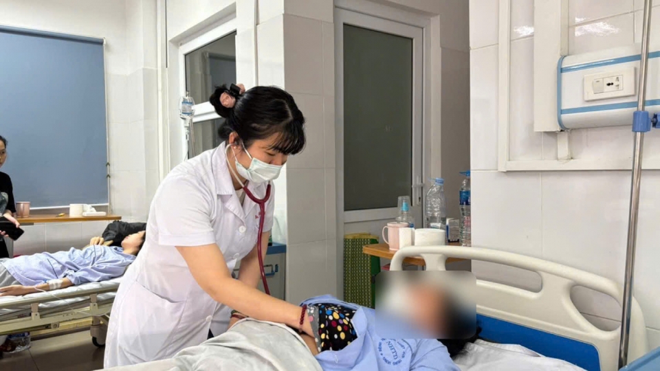 Tự bôi thuốc lá chữa ngứa, cụ bà phải nhập viện vì da bong vảy toàn thân